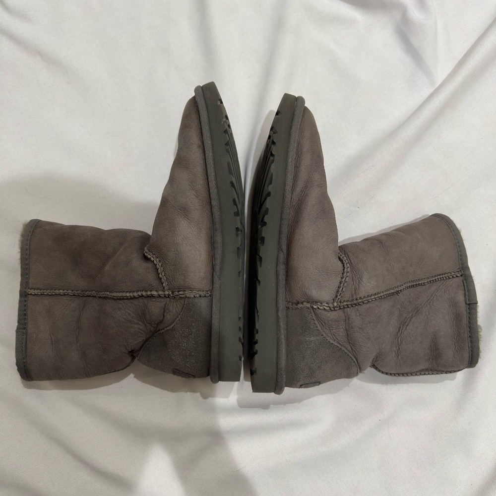 Women’s uggs boots size 7